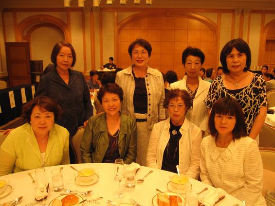西尾女性会からは８名が参加しました。

おいしい料理と、龍村監督のすばらしい講演に皆さん終始笑顔でした。