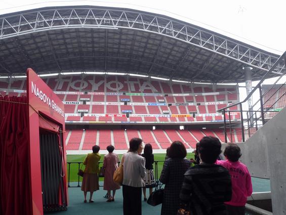 記念式典の前に、豊田市を視察。
トヨタスタジアムを視察。
通常入ることのできない・選手の控室等見学できました。